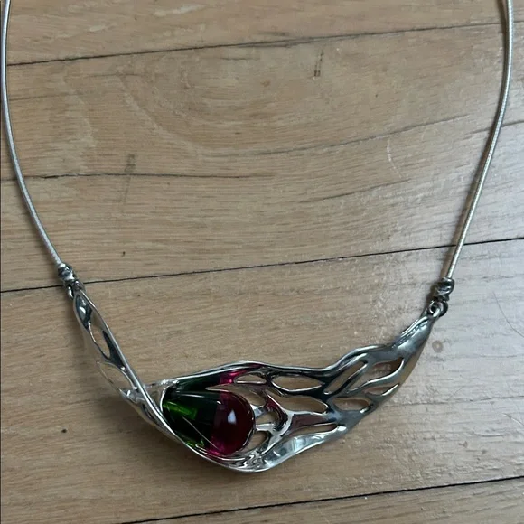 Elegant Silver Necklace with Red Detail - Picture 3 of 4